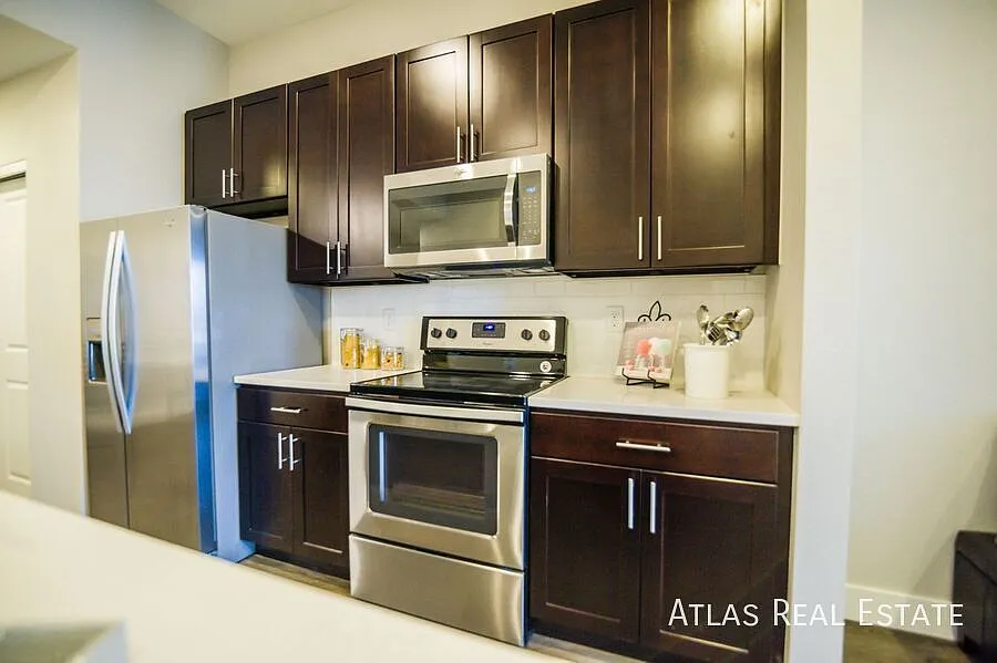 Large 2 Bed 2 Bath Unit with 3rd Flex Room Perfect for Home Office! Reserved Parking, Private Bal... — Photo 2