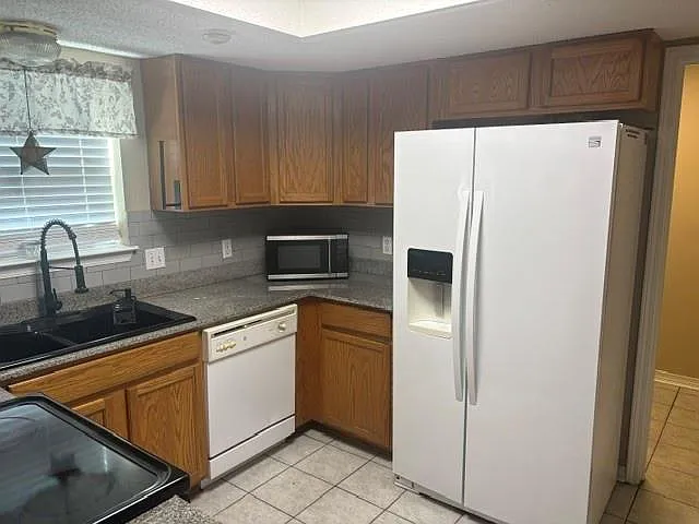 218 Tiffany St — Photo 4