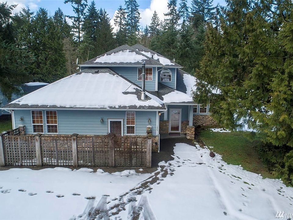 Welcome home to an extraordinary 4 bedroom, 3 bath home situated on 2.2 gorgeous acres. You'll feel immersed in this secluded paradise. Made for gatherings, you'll love the open feel in the gourmet kitchen featuring Corian counters, gas range and open sight lines to the informal dining and family rooms. A spacious formal living and dining room welcome large groups. As an added feature, you'll find a huge bonus room on the main floor featuring a complete kitchenette and wood burning fireplace! Enjoy beautiful details like wood wrapped windows, solid pine doors and custom mill work. Easy access to east side locations, hospital, major retail, dining & business hubs.  Desirable Issaquah School District!