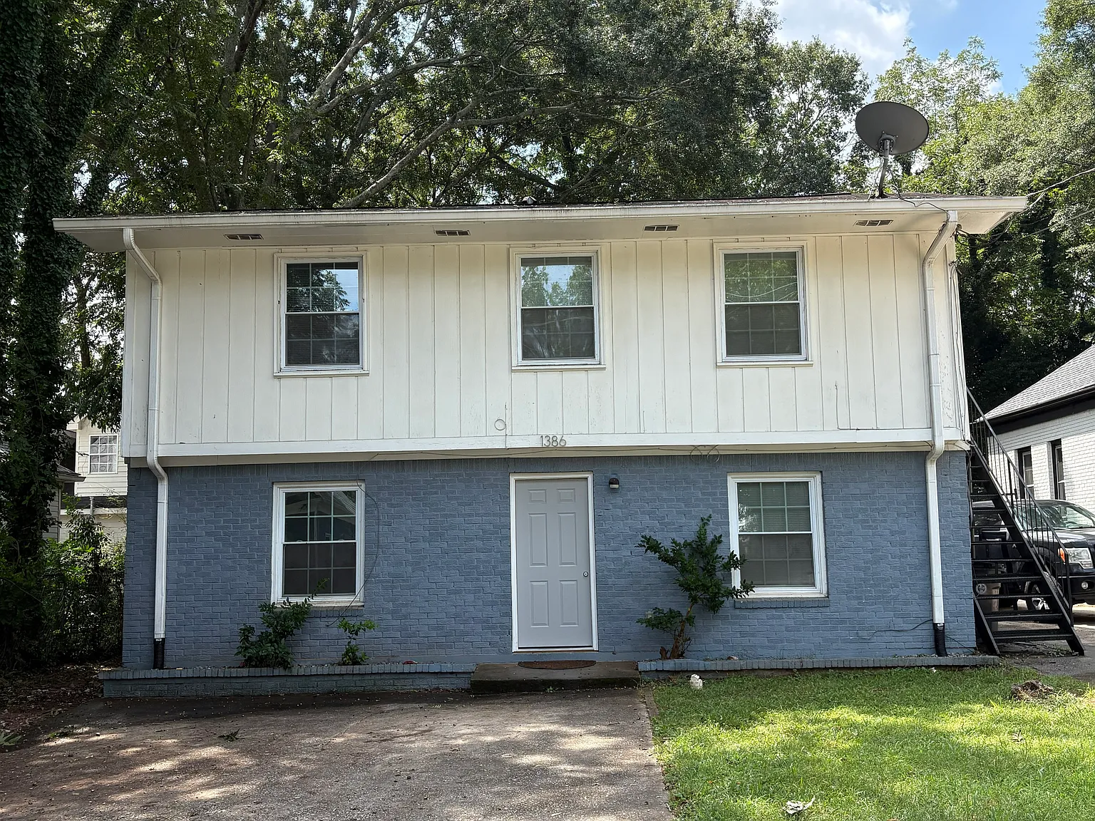 1388 Bryan Ave- 2BD/1BA Apartment in Jefferson Park — Photo 1