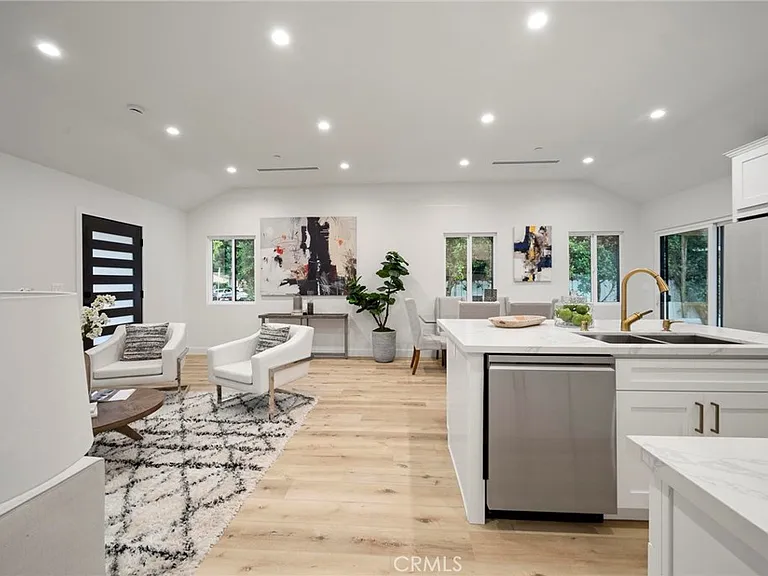 5865 Tobias Ave — Photo 6