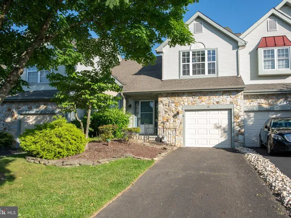 13 Holly Cir, Newtown, PA 18940