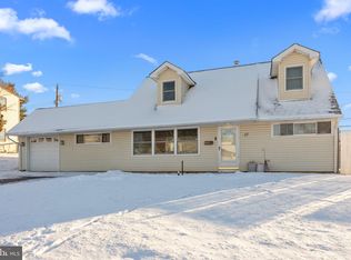 28 Umber Rd, Levittown, PA 19056