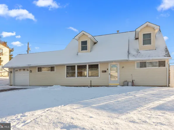 28 Umber Rd, Levittown, PA 19056