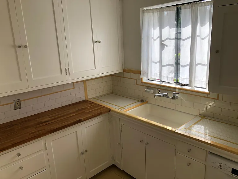2325 NE Flanders St #18 — Photo 9