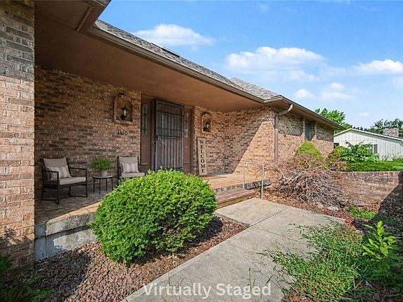 3rd image of 1410 Grandview Dr