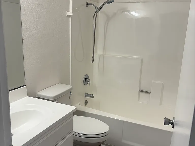 Harbor Village Apartments — Photo 22