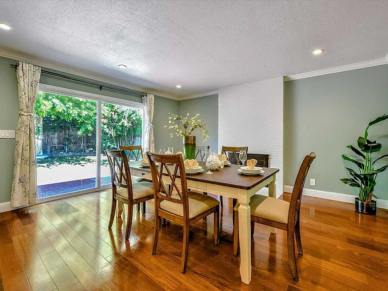 300 Salsbury Dr — Photo 4