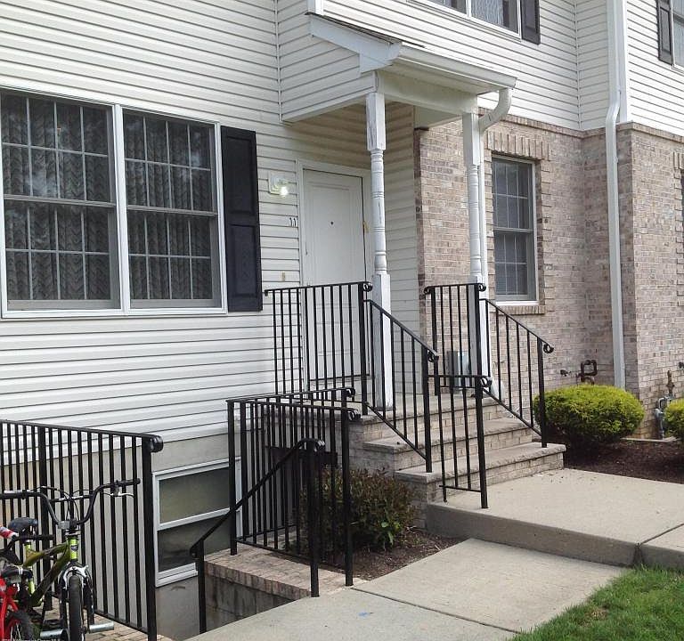1st image of 11 Capital Ln