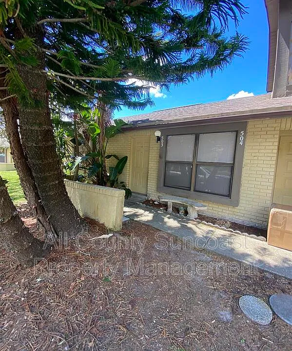503 Curlew Pl E