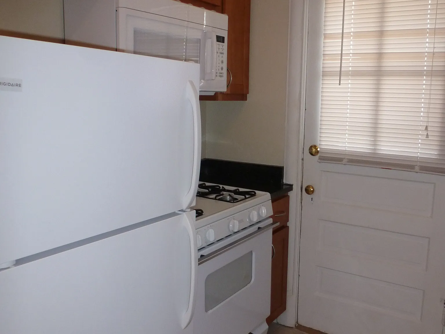 1042 McCausland Ave — Photo 4
