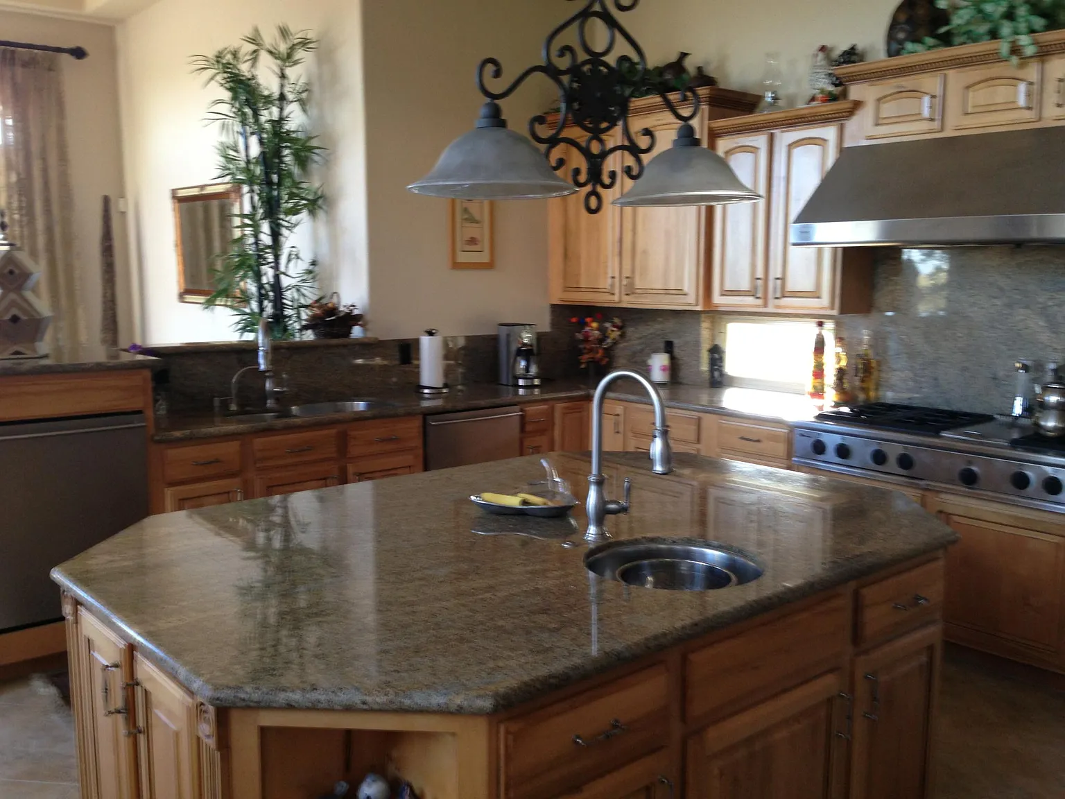 4 bed, 5900 sqft, $8,500 — Photo 1
