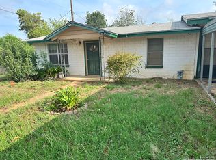 719 W Comal St, Pearsall, TX 78061