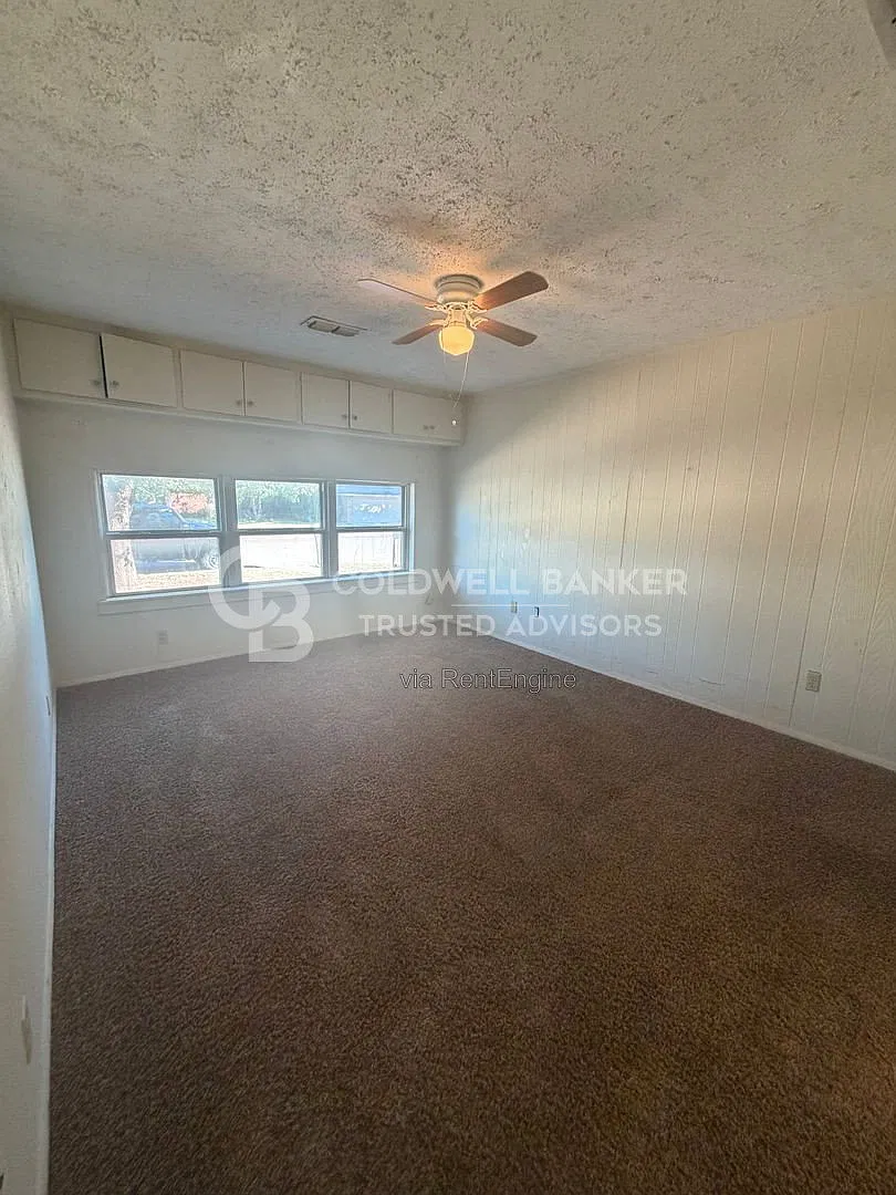 2 bed, 1.0 bath, 1100 sqft, $899 — Photo 2
