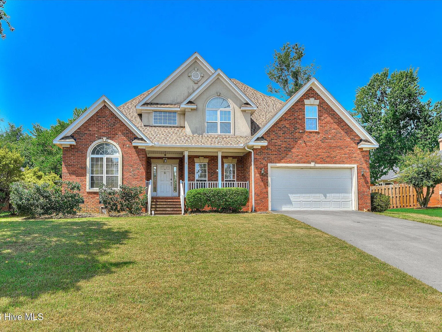 5 bed, 2.5 bath, 2925 sqft, $2,450 — Photo 2