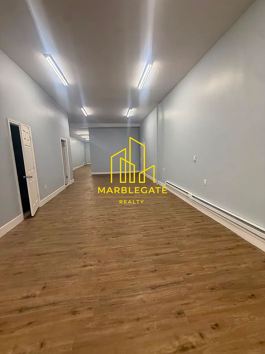 3 bed, 1.5 bath, 1050 sqft, $2,200 — Photo 2