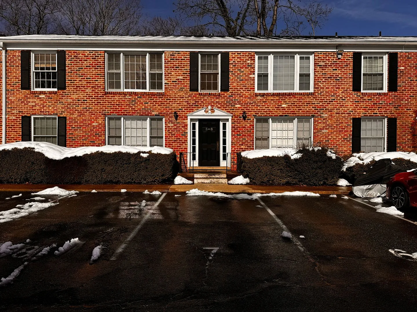 Don't miss this 2nd floor one level condo, located close to the shopping at Stonefield! — Photo 1