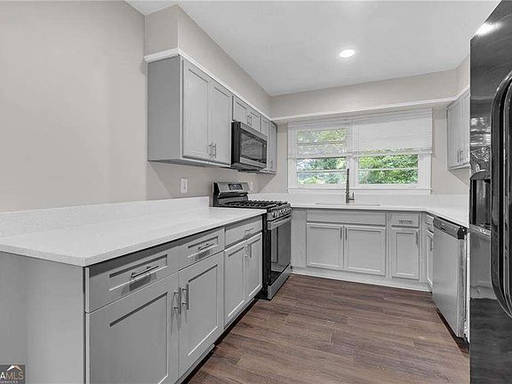 3rd image of 2683 Rockcliff Rd SE