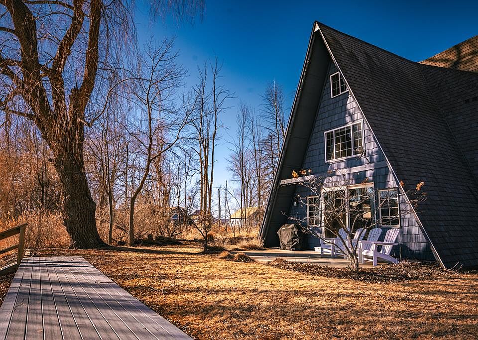 1st image of 207 Bluebird Dr