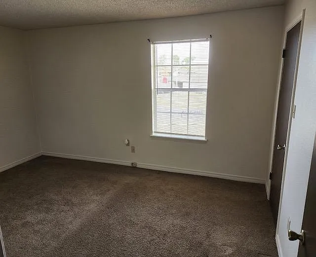 901 Barrington Dr — Photo 2