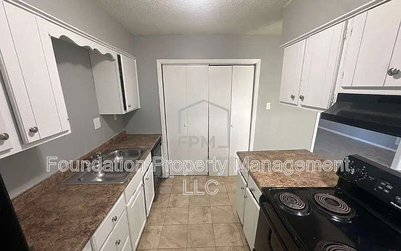 3 bed, 2.0 bath, 1096 sqft, $1,345 — Photo 4