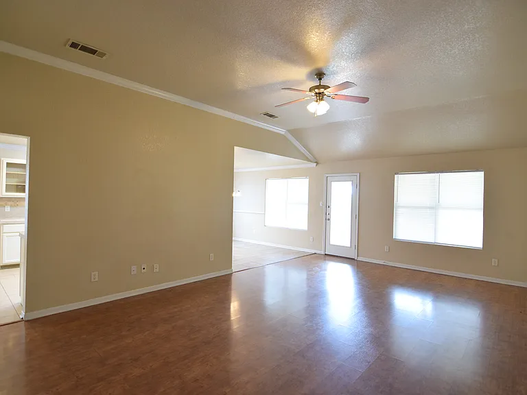 2107 Miller St — Photo 8