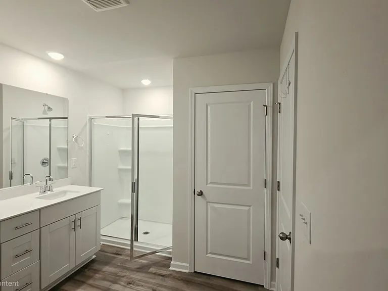 Master bedroom bathroom