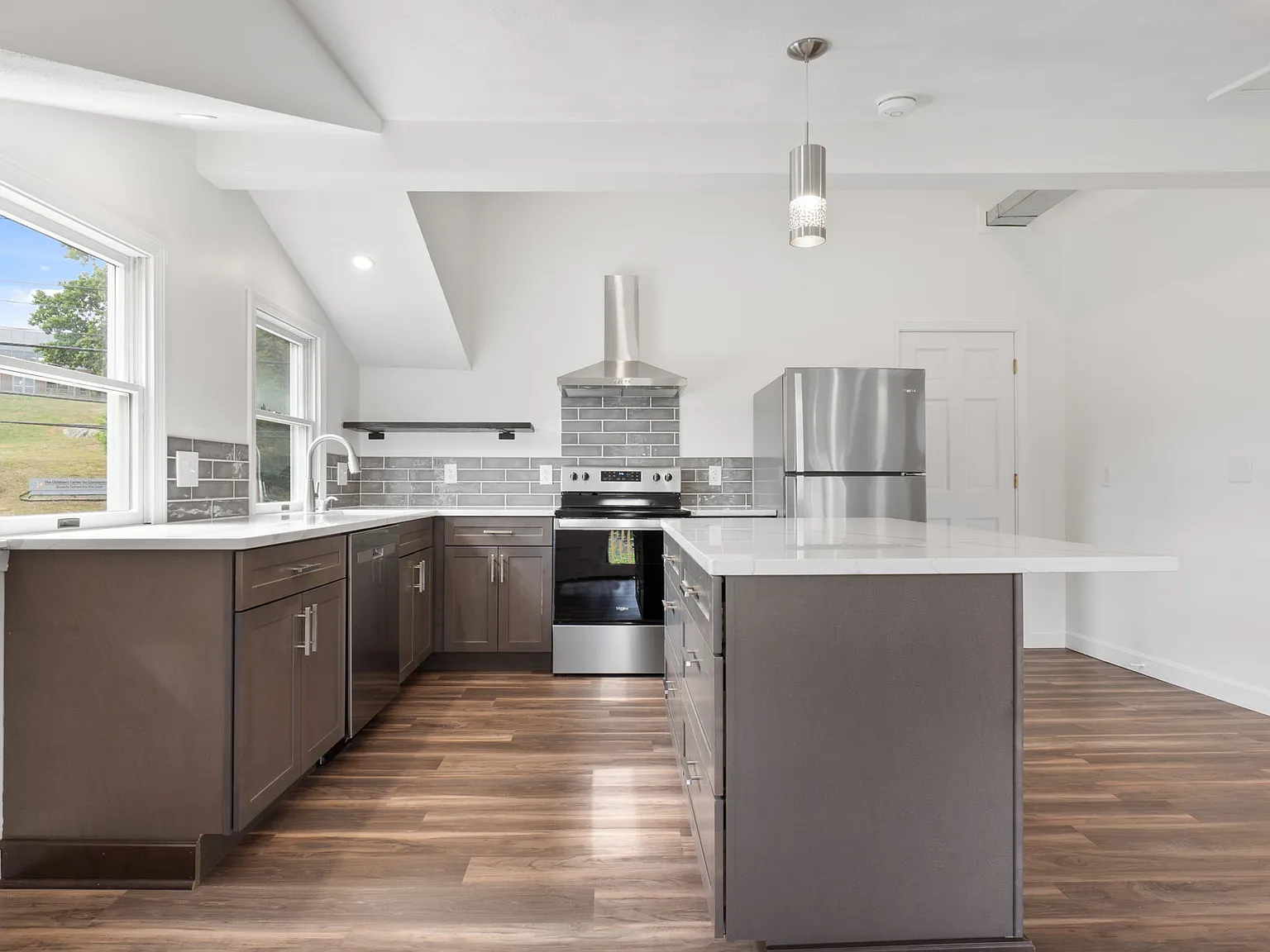 2 bed, 900 sqft, $2,900 — Photo 2