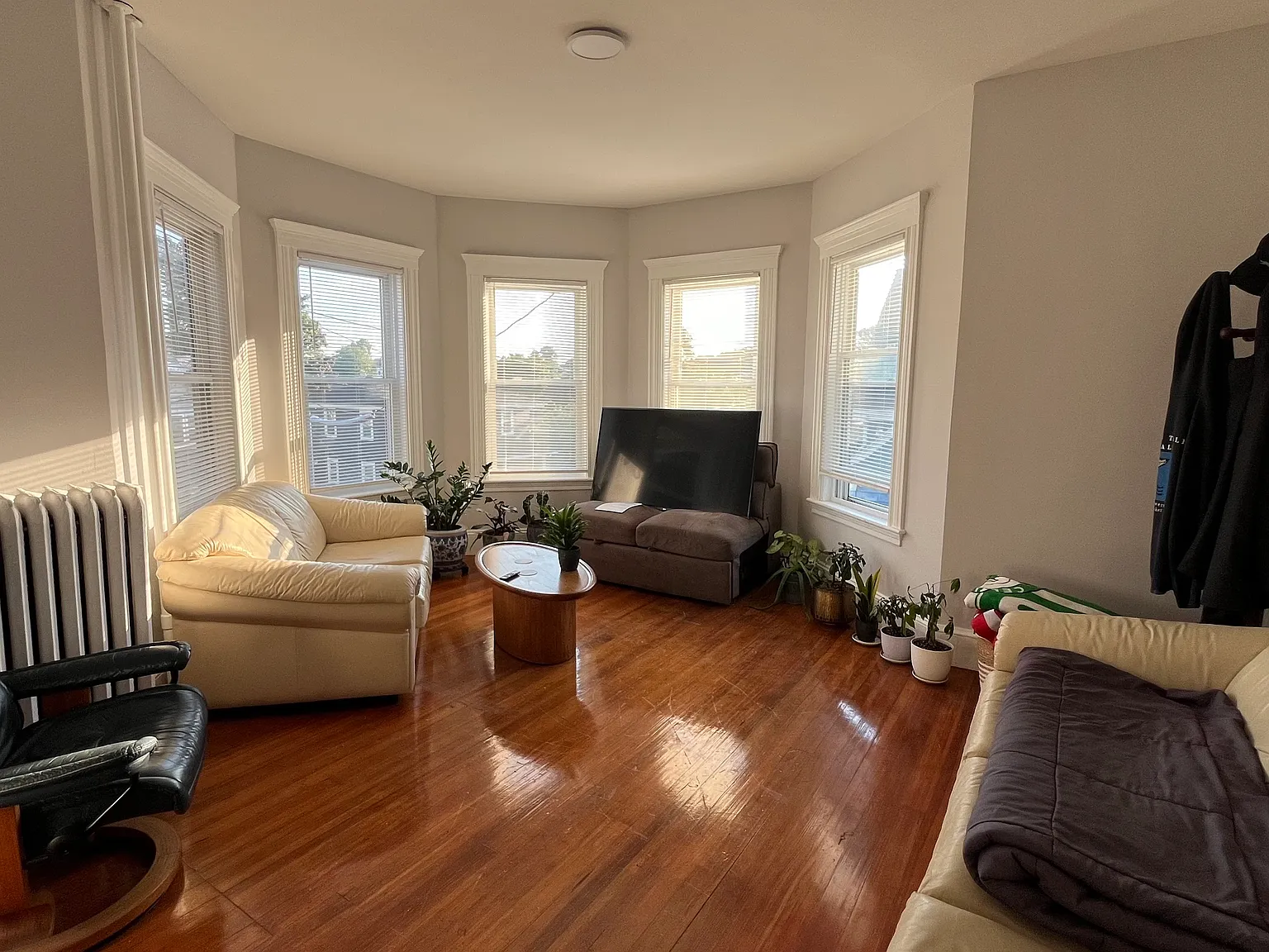 3 bed, 1200 sqft, $3,300 — Photo 1