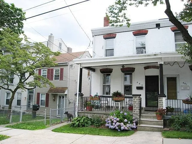 563 Dupont St photo 1