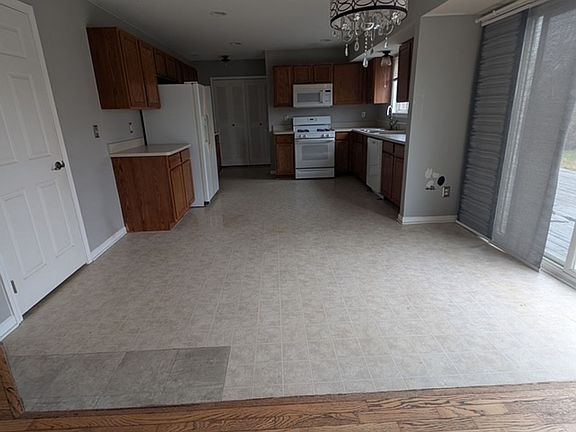 4th image of 7165 Maplelawn Dr