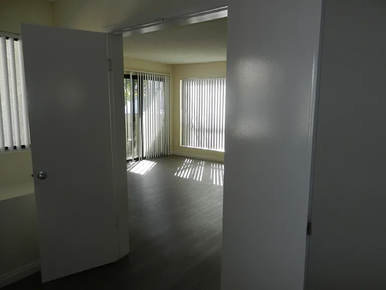 4453 Woodman Ave — Photo 11