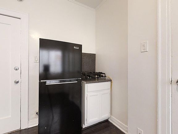 4th image of 647 W 18th St #109