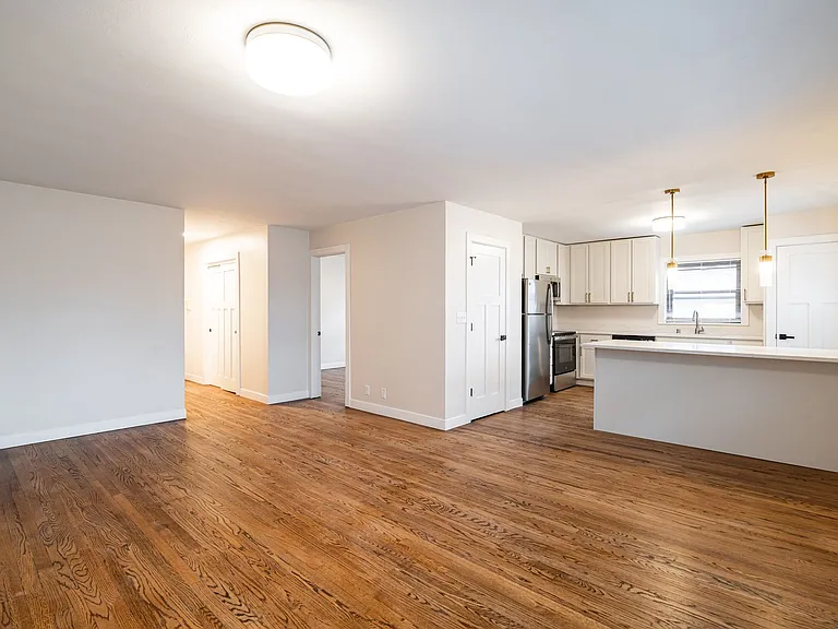 2600 E Kenwood Blvd — Photo 10