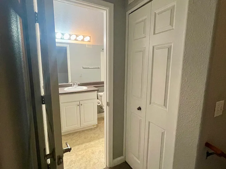 Bathroom 2 (3rd floor)