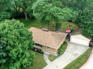 2107 Crestview Ct, Wauwatosa, WI 53226