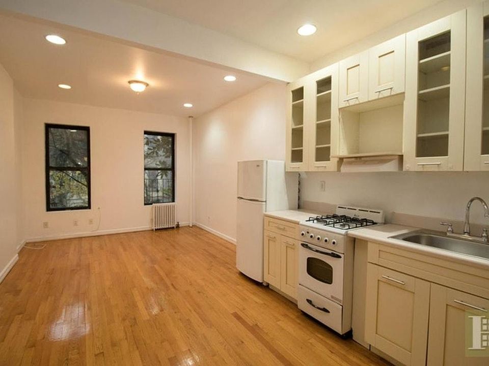 2nd image of 436 W 49th St APT 2RE