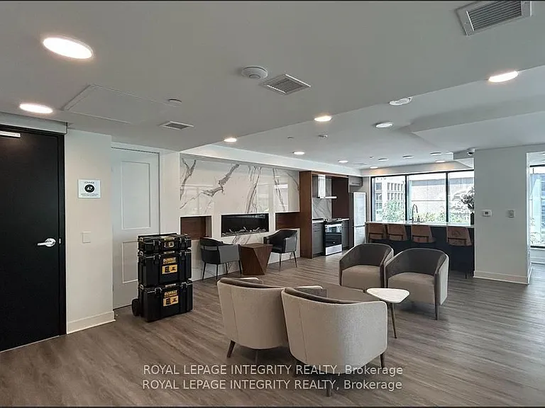 340 Queen St #810 — Photo 13