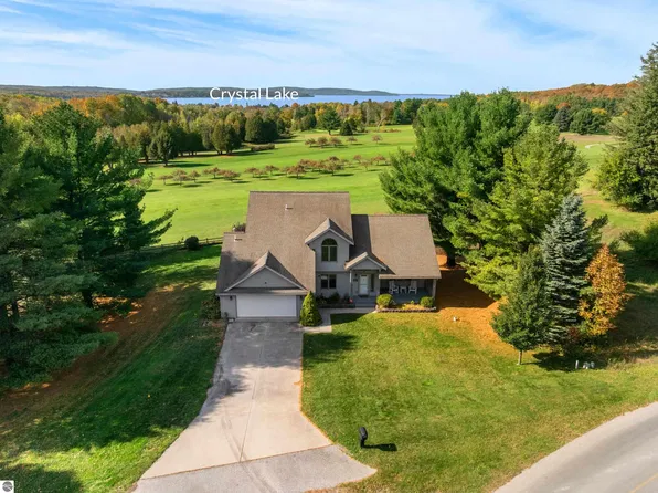 8505 Fairway Dr, Beulah, MI 49617