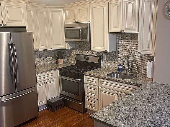 3rd image of 48 1/2 Wakeman Ave