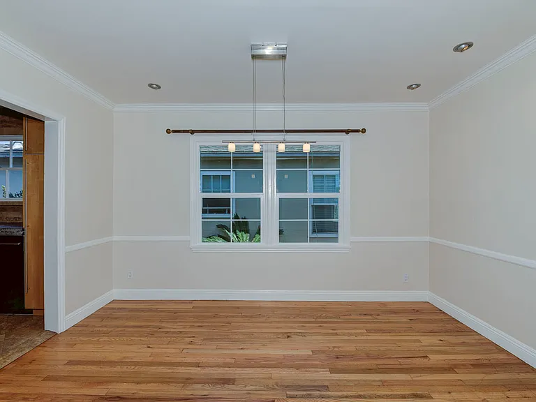 324 Flower St — Photo 13