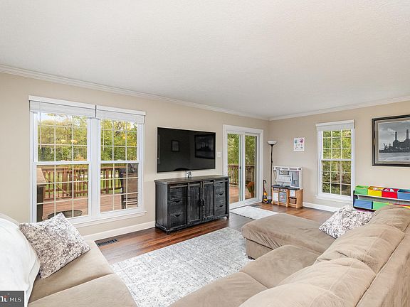 4th image of 1813 Glendale Ln