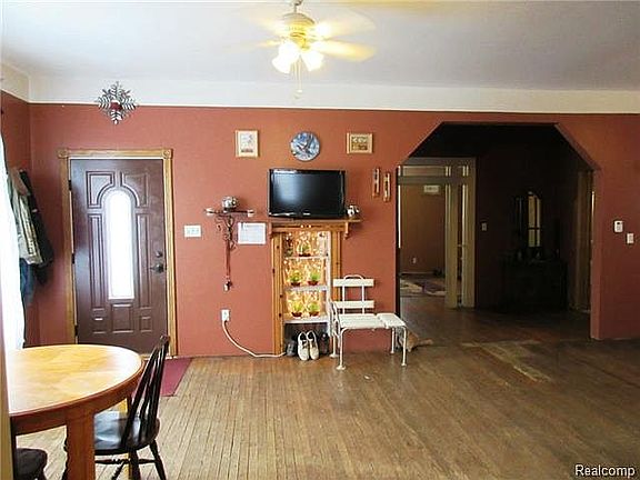 4th image of 220 E Saint Clair St