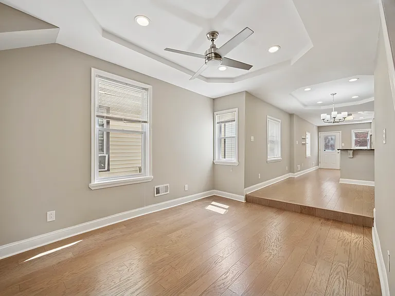 2354 Duncan St — Photo 3