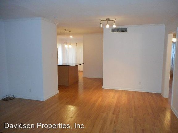 4th image of 403 Everest Ave