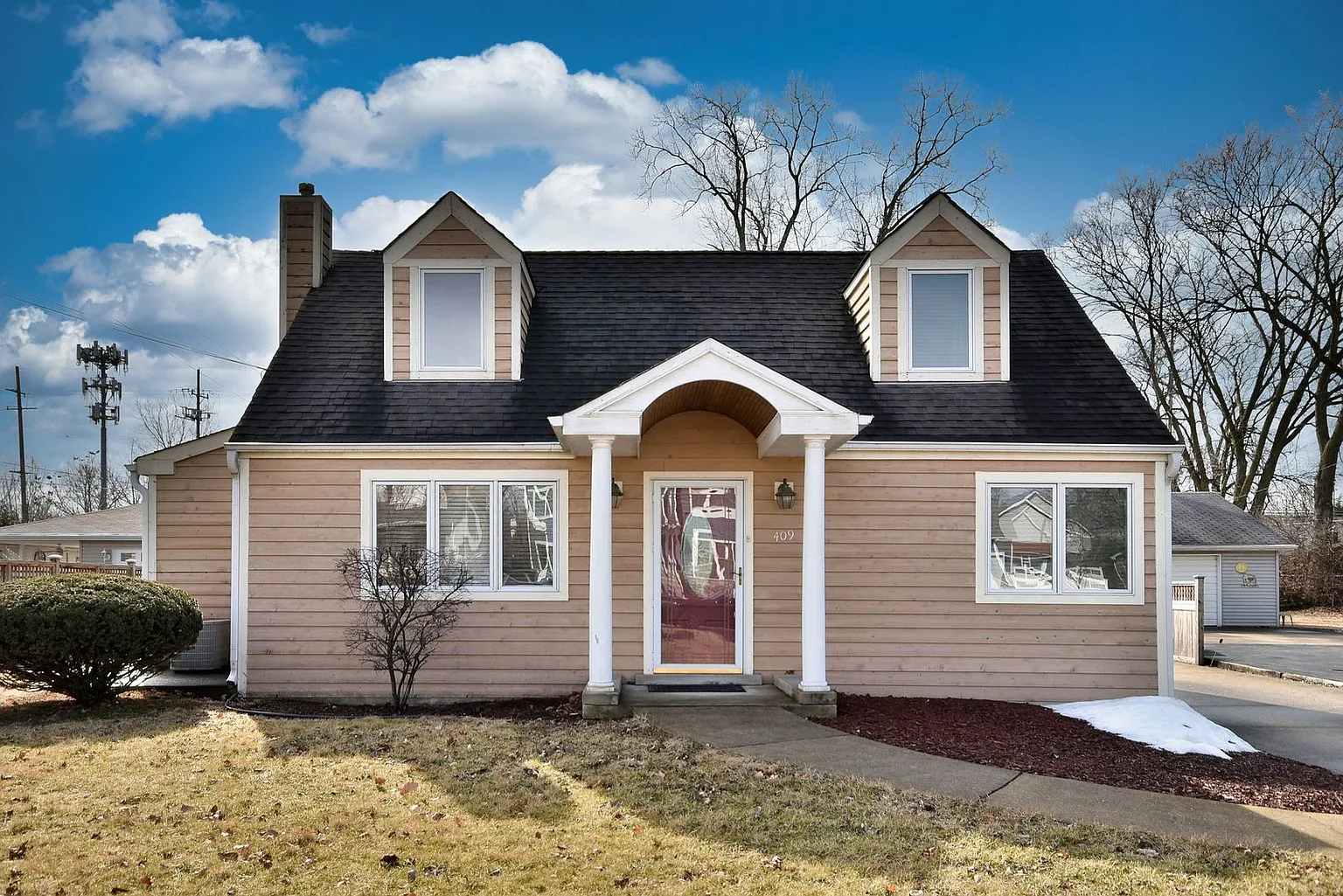 409 E Prairie Ave photo 1
