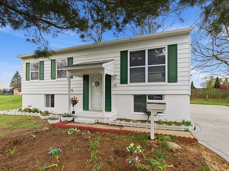2050 Willowood Dr N — Photo 1