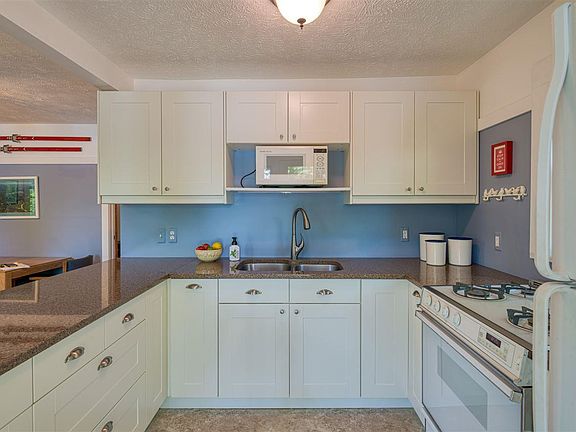 3rd image of 4244 Lakeview Trl