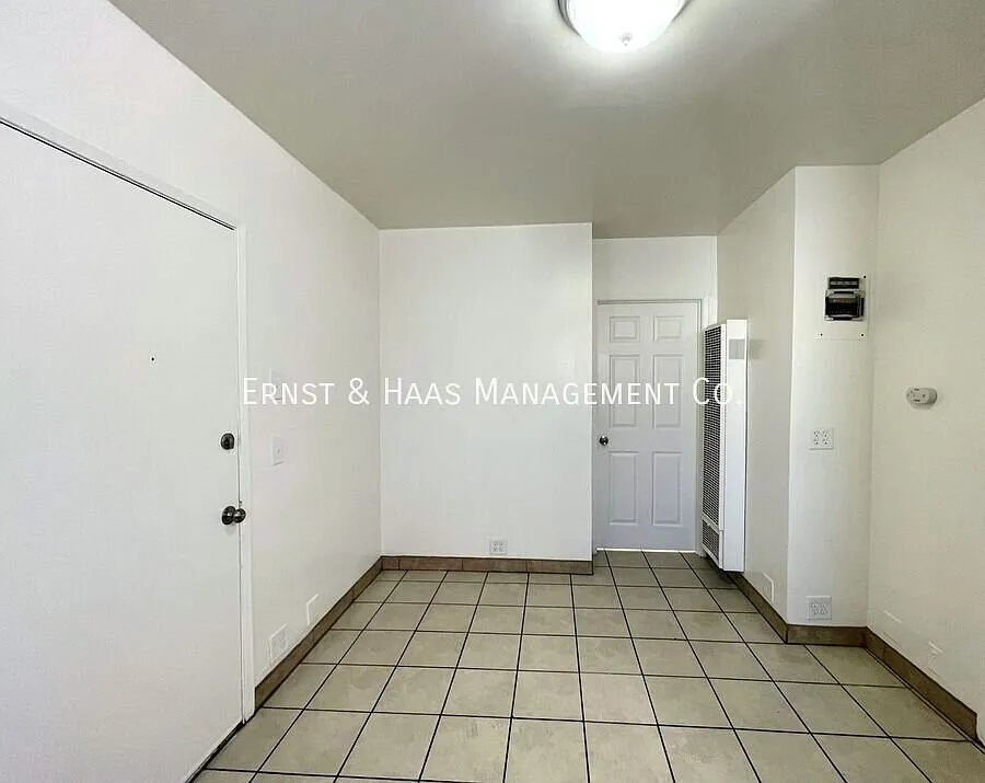 Wonderful 2-Bedroom Front House In North Long Beach! *Move-In Special* — Photo 2