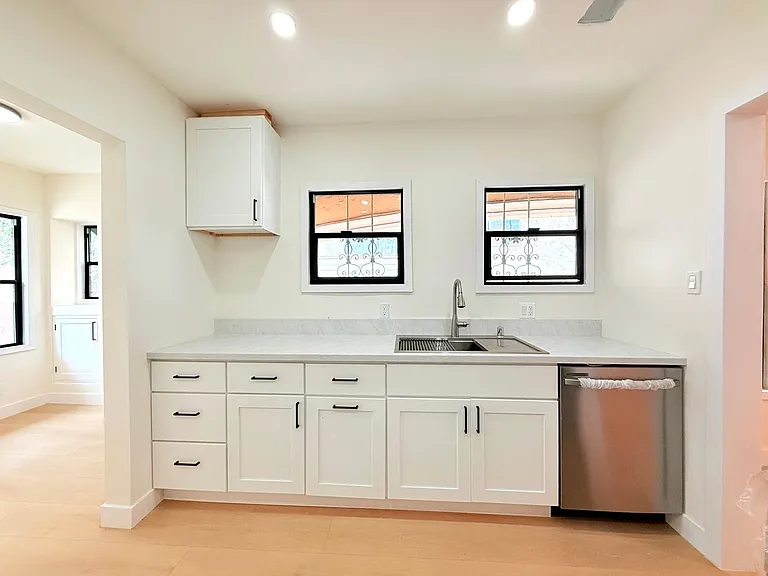 6130 Whitsett Avenue — Photo 12